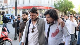 Manifestación y agresión a Agustín Romo y Santiago Santurio Manifestación y agresión a Agustín Romo y Santiago Santurio