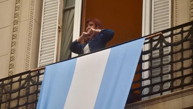 Cristina Fernández de Kirchner, en el balcón de su casa, donde cumple prisión domiliciaria.