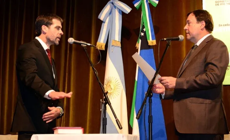 Weretilneck al tomar juramento del hoy presidente del STJ, Ricardo Apcarián, quien había sido su abogado en la municipalidad de Cipolletti.