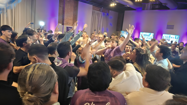 Festejos de militantes de La Libertad Avanza en Rosario.