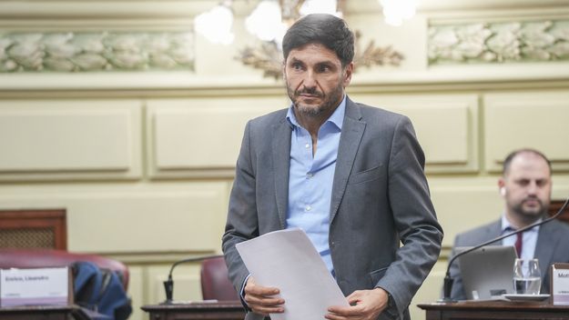 El gobernador Maximiliano Pullaro revisa sus planes y se calza con gusto el traje de actor nacional.