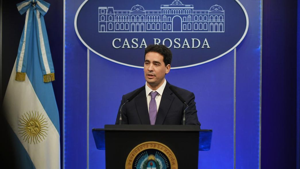 Adrián Ravier en su primera conferencia de prensa como vocero presidencial.