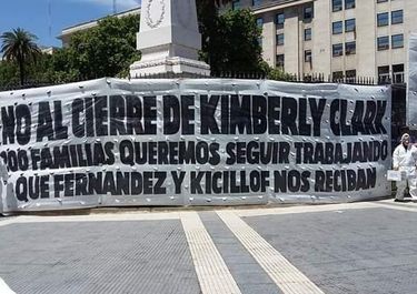 Trabajadores de una papelera que cerró piden que Kicillof los reciba