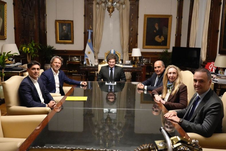 Marcos Galperin le lleva su propuesta de inversión a Javier Milei