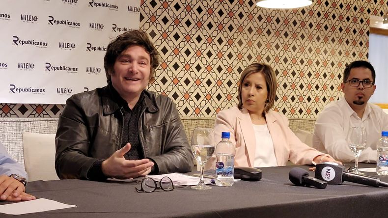 Javier Milei al impulsar la candidatura a gobernadora de Tierra del Fuego de la pastora Andrea Almirón.