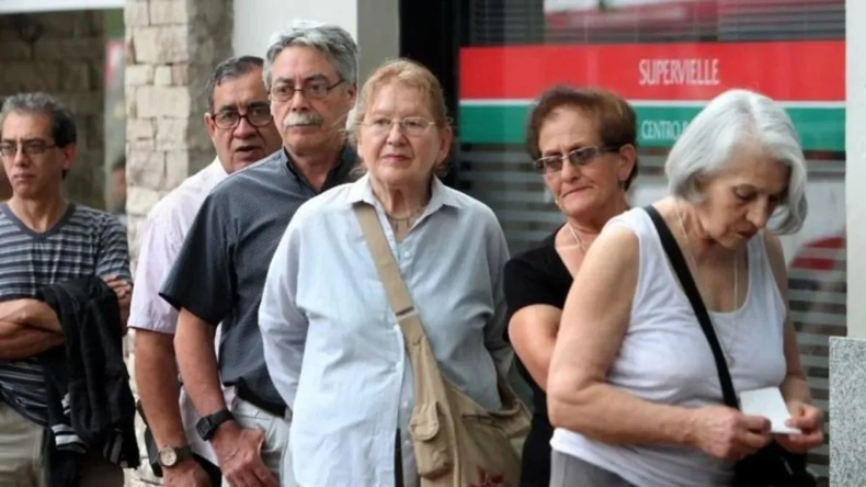 El ajuste pega con dureza a las personas jubiladas, que hacen malabares para sostener lo mínimo de una vida en clase media.