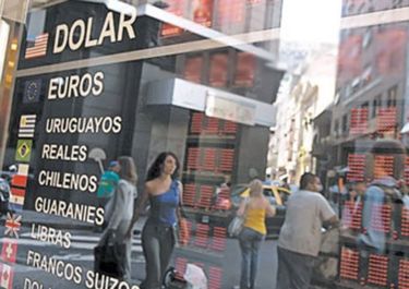 Los bancos suspendieron la venta de dólares para adaptar sus sistemas