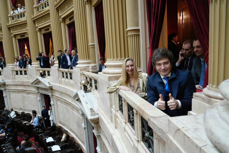 Diego Santilli, junto a Javier Milei y Karina Milei. 