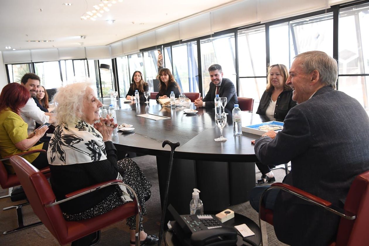 Del encuentro participó además la ministra de Justicia y Derechos Humanos, Laura Echenique; el secretario de Derechos Humanos, Calixto Angulo, y Belén Altamiranda Taranto, nieta restituida y nueva representante de la filial Córdoba de Abuelas.