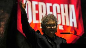 Javier Milei, de campaña por su reelección en la oscuridad del Derecha Fest.