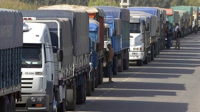 alerta en camiones y estacioneros: empresas al limite y surtidores con cupos