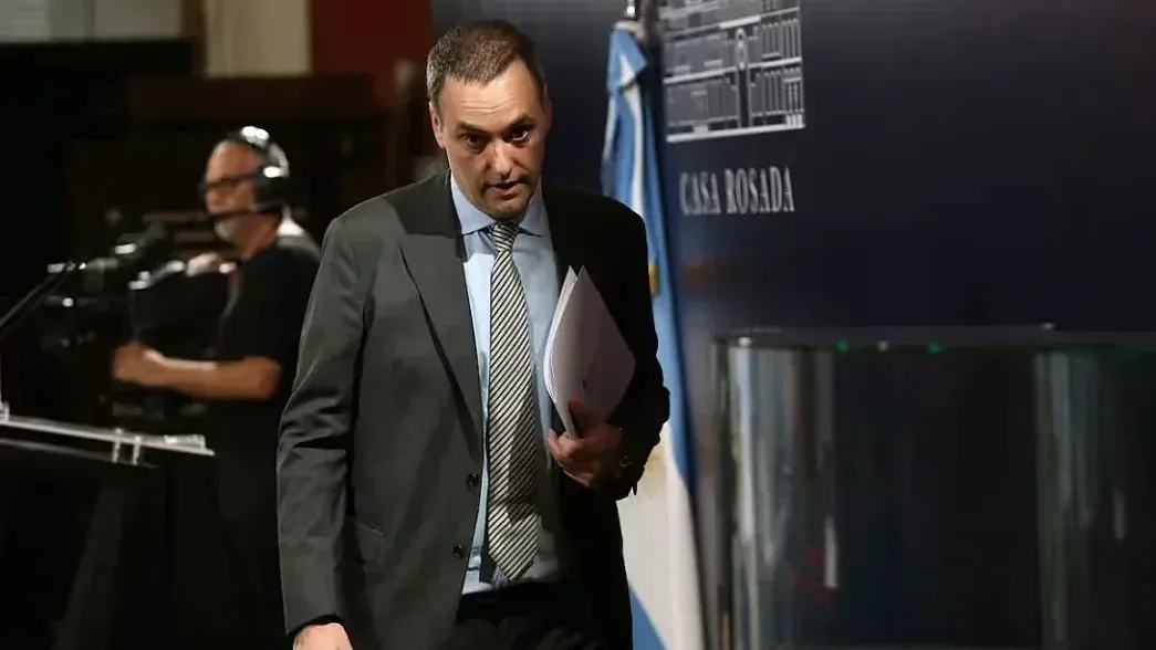 Manuel Adorni, necesita que Javier Milei evite su interpelación.&nbsp;