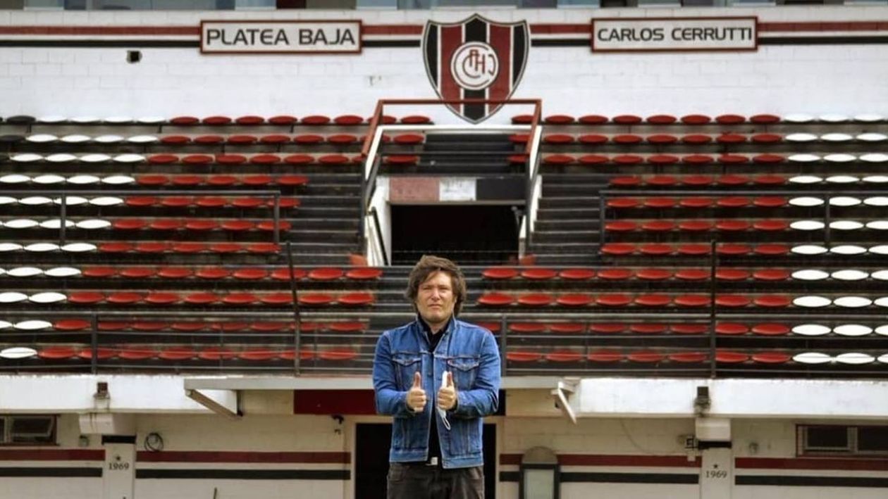 Javier Milei en la cancha de Chacarita, donde jugó de arquero