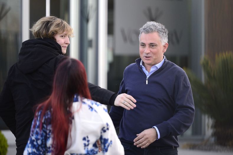 Sebastián Pareja y el CM Iñaki Gutiérrez llegan al búnker de La Libertad Avanza, en Gonnet (Foto: AG La Plata). 