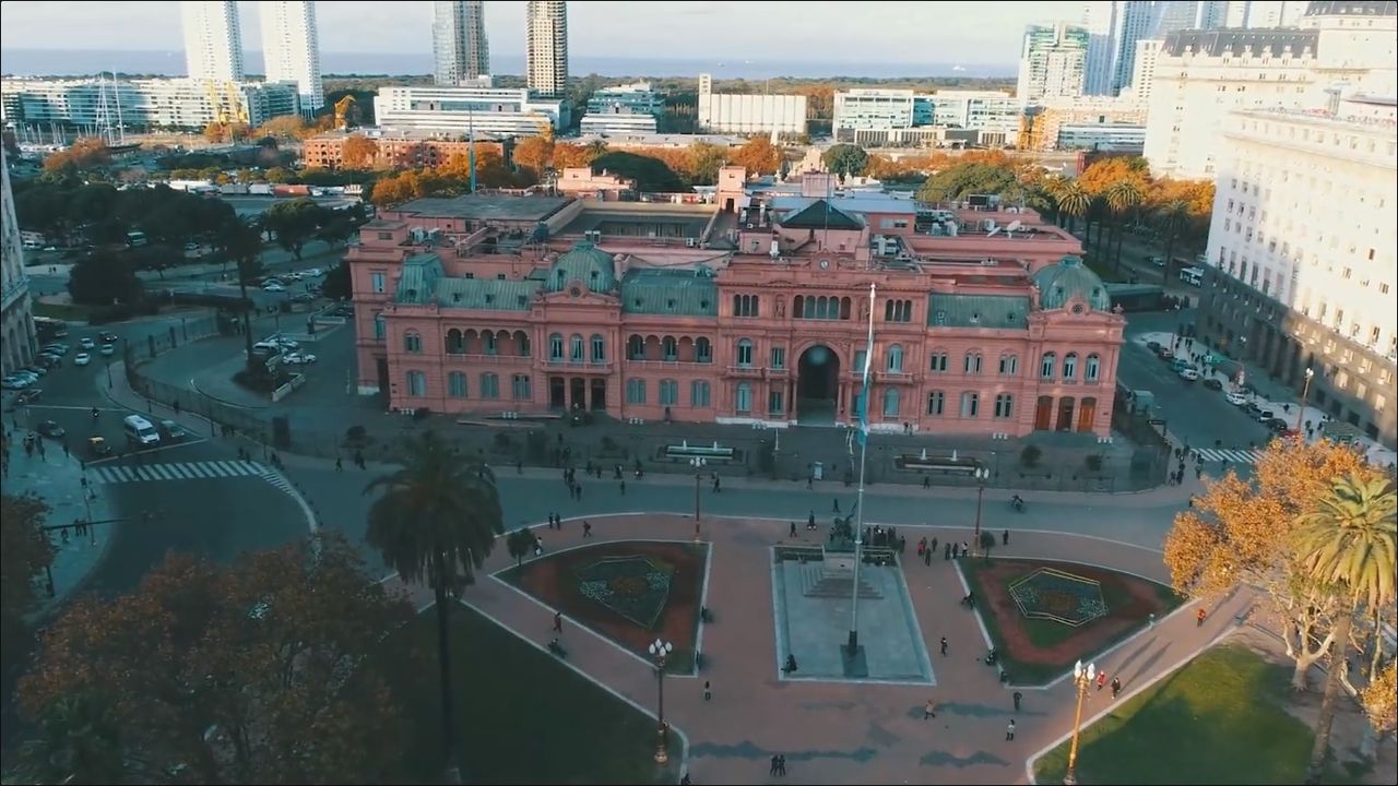 Fuerte y al medio: spots de campaña sin sorpresas y con mensajes a la tropa propia