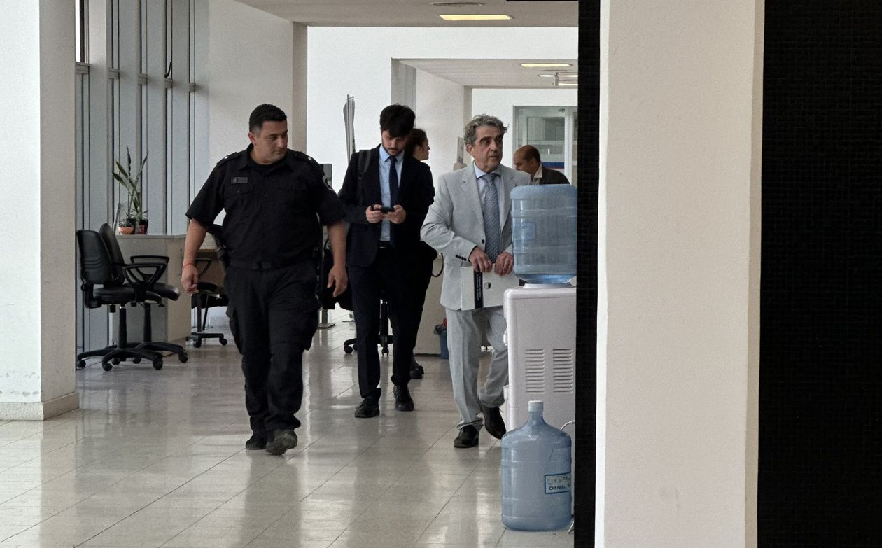 El senador Armando Traferri entra a la sala de audiencia en el Centro de Justicia Penal.