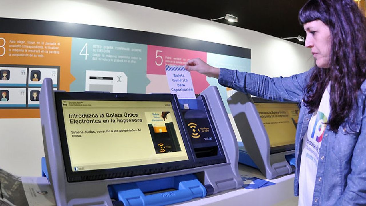 Jorge Macri resolvió que se vuelva a votar con boleta electrónica y quiere contratar a la empresa que protagonizó el papelón de 2023 por fallas en el sistema.
