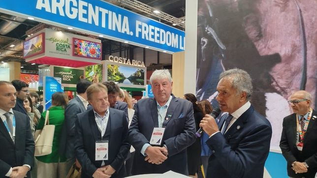 El intendente de Bariloche, Walter Cortés, junto al secretario de Turismo local, Eric Guzman y elsecretario de Turismo, Ambiente y Deportes, Daniel Scioli.