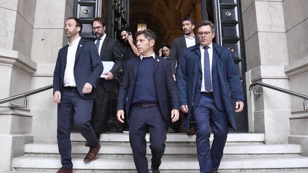 Axel Kicillof, el ministro Pablo López y el Asesor General Santiago Pérez Teruel salen de la Corte Suprema después de la audiencia por los fondos previsionales &nbsp;