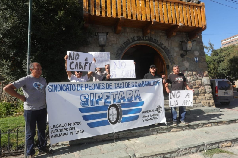 Taxistas rechazan el ingreso de Uber en San Carlos de Bariloche.