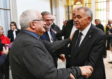 El vicegobernador Osvaldo Jaldo saluda al arzobispo Carlos Sánchez en la sede de la curia tucumana.