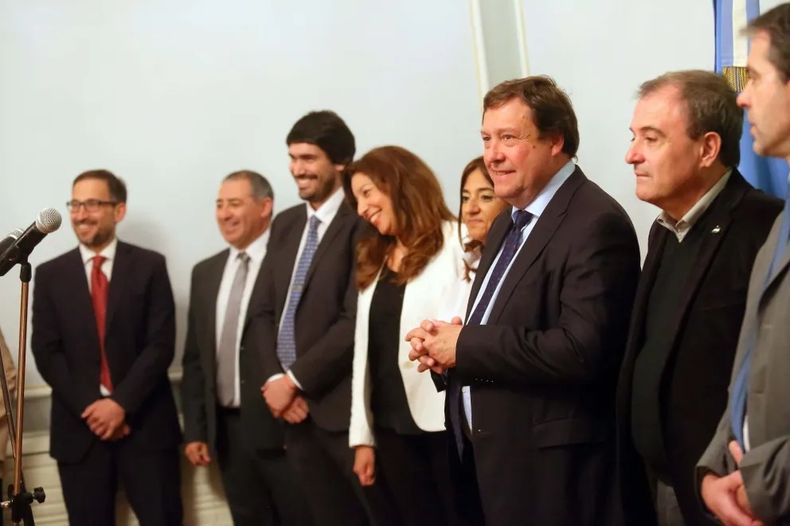 Una historia en Juntos Somos Río Negro: Nicolás Land, Arabela Carreras, Alberto Weretilneck y Pedro Pesatti.
