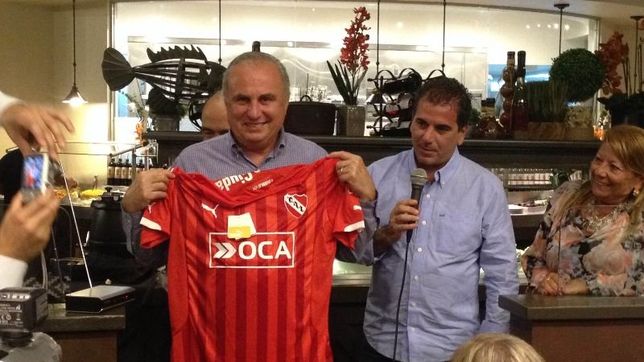 ritondo se fue a miami a hacer campana por macri y termino rifando camisetas de futbol