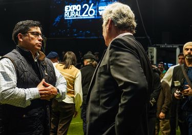El gobernador de Santa Cruz, Claudio Vidal, junto a Nioclas Pino en la Rural.&nbsp;