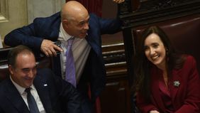 Victoria Villarruel, con Bartolomé Abdala (presidente provisional) y el secretario parlamentario, Agustín Giustinian.
