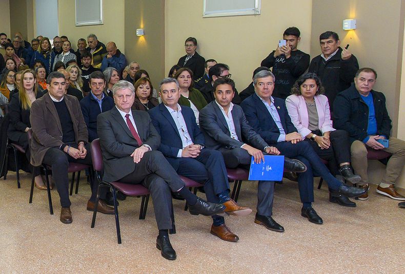El acto de este martes en Toay: el gobernador Sergio Ziliotto, rodeado de altísima representación institucional.