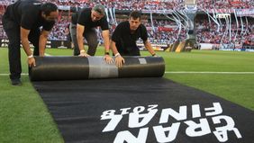 Traders e inversores asustados en los pasillos del Monumental