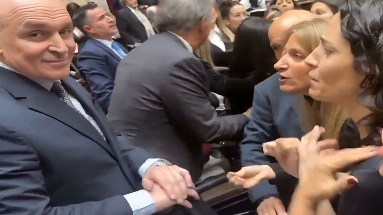 El libertario José Luis Espert, increpado por diputadas del peronismo.