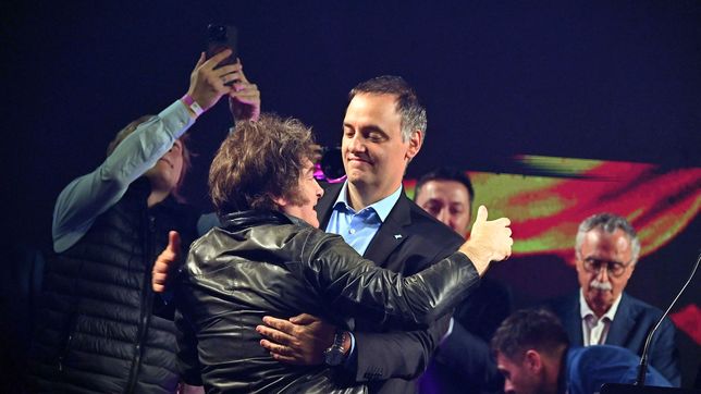 Javier Milei se abraza con Manuel Adorni en el cierre de campaña porteño.