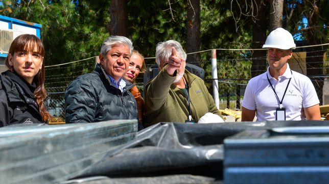 El gobernador de Neuquén, Rolando Figueroa, supervisa una obra.