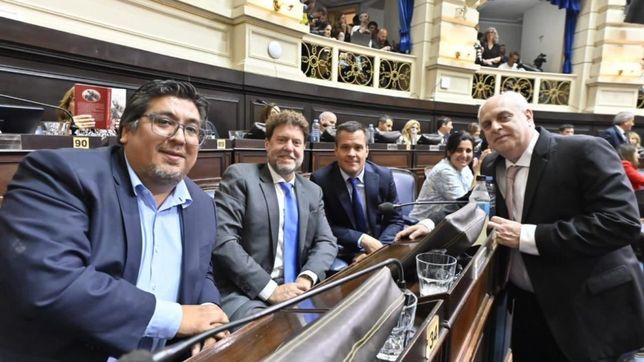 Legisladores del PRO y la UCR esperan el discurso de Axel Kicillof ante la Asamblea Legislativa