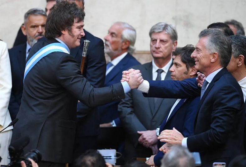 El presidente Javier Milei junto al exmandatario Mauricio Macri durante la asamblea legislativa.