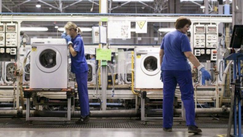 Desde la UOM advierten que el éxodo de trabajadores se debe a que temen perder dinero que podrían obtener aceptando los retiros voluntarios una vez se aplique la reforma laboral.