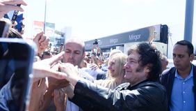 Javier Milei, saludando a la multitud. Javier Milei, saludando a la multitud.