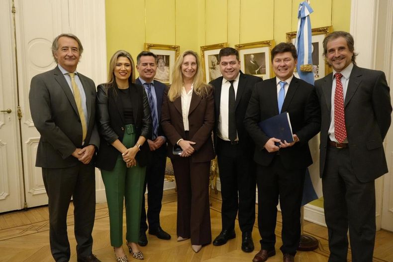 Karina Milei junto a la tropa legislativa de LLA.