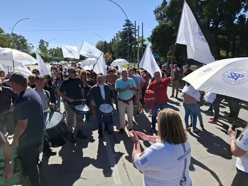 Protesta de trabajadores del SEP en Córdoba en reclamo por un mayor aumento salarial a Martín Llaryora