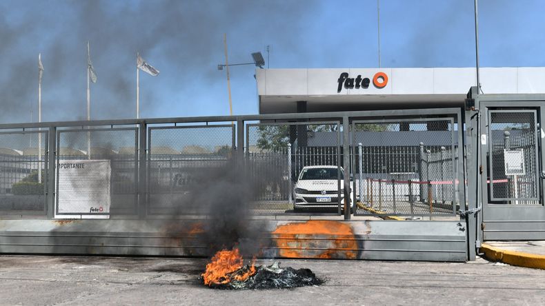 FATE cerr&oacute; sus puertas, como otras 5600 empresas de la provincia de Buenos Aires. "No hay que rasgarse las vestiduras", pide Toto Caputo.