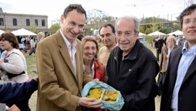 Bruera volteó carteles en apoyo al gobierno nacional para promocionar la Fiesta del Alcaucil