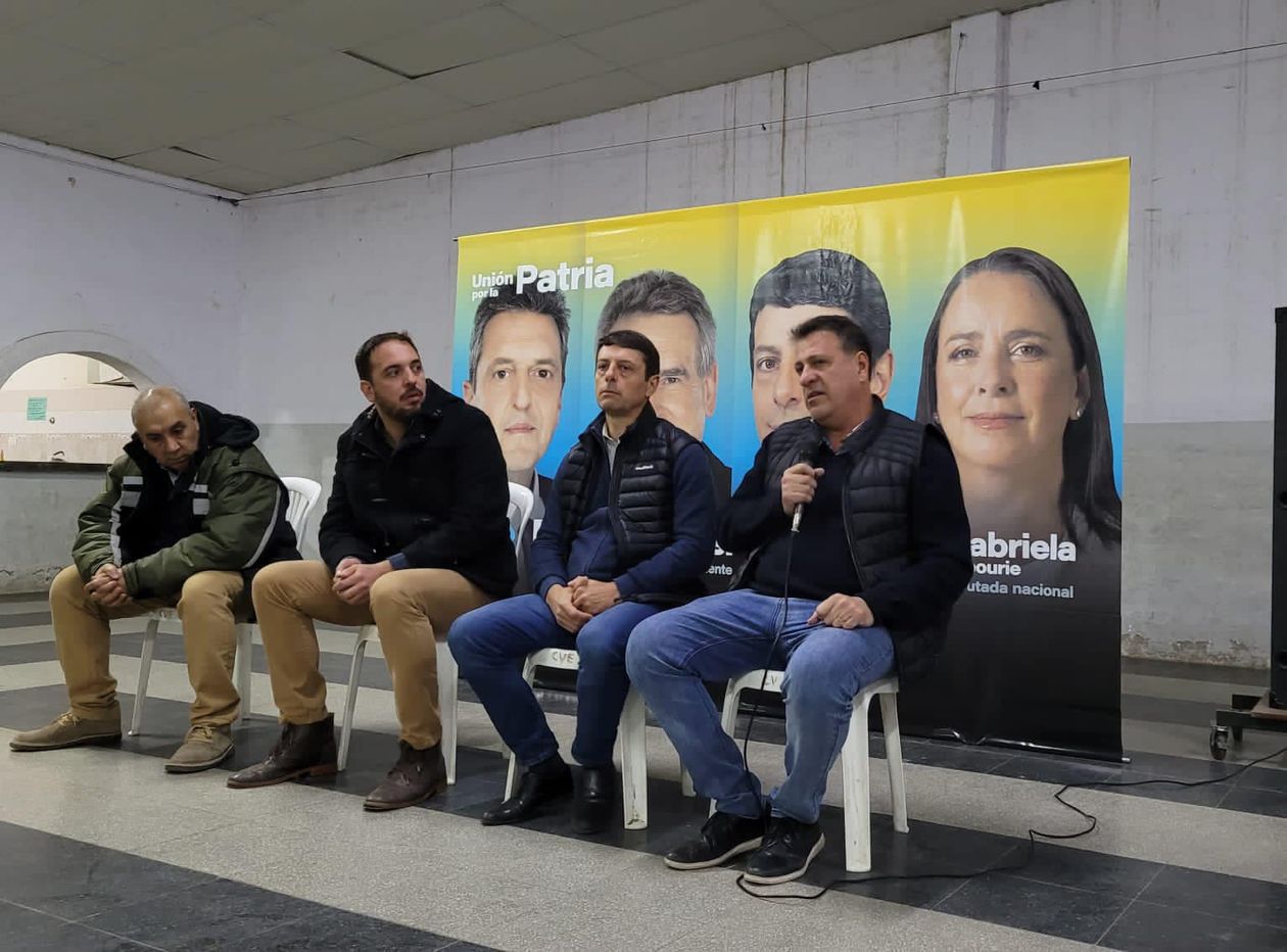 El candidato a diputado nacional por el peronismo de La Pampa, Ariel Rauschenberger ,flanqueado por los intendentes de Uriburu Pascual Fernández y de Santa Rosa Luciano di Nápoli. La campaña, fría y seria.