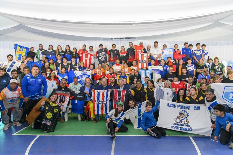 Más de cien clubes participaron el martes de un acto para reivindicar las políticas deportivas provinciales. En el centro, sentados juntos, el gobernador Ziliotto y Ceferino Almudévar.