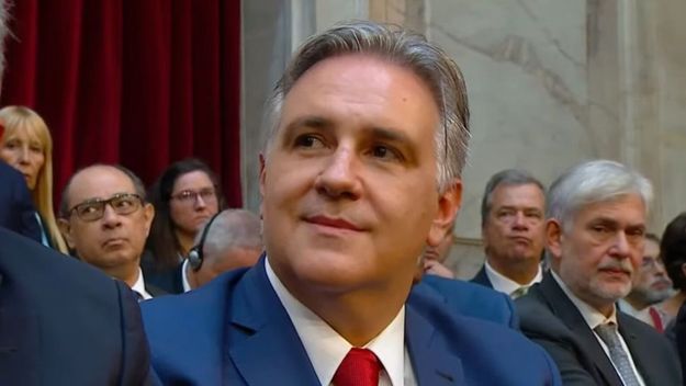 Martín Llaryora ve a Javier Milei con pies de barro