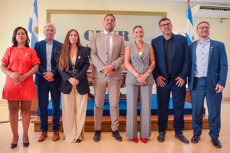 Luciano di Nápoli junto al bloque del PJ: Lorena Guaiquián, Francisco Bompadre, Rocío Olguín, el intendente, la vice Romina Montes de Oca, Lucas Ovejero y Mariano Alfageme.