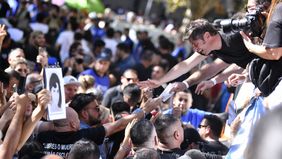 Axel Kicillof sale de la sede de Madres para ir a la Plaza de Mayo.