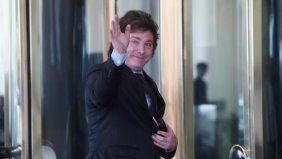 Javier Milei en la puerta del Hotel Libertador (Foto: Télam)