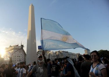 Todos Juntos colgados de la Scaloneta, que consigue camuflar la grieta