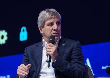 Toto Caputo baja las tasas de interés, pero la recuperación de los créditos y la economía enfrenta tensiones.&nbsp;